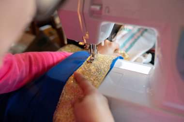 Erkek bir Cadılar Bayramı dikiş kostüm makinede evlat..