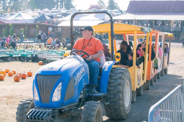 Roloff Farm Oregon Usa Október 2018 Traktor Egy Csatolt Vagonok — Stock Fotó