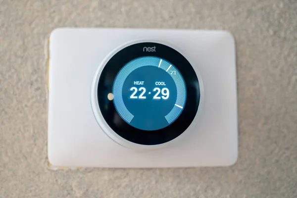 Portland Usa October 2018 Nest Thermostat Textured Wall Showing Degrees — Stock Photo, Image