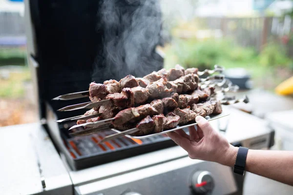 Chico Sosteniendo Placa Llena Caliente Vapor Kebab Barbacoa — Foto de Stock