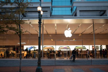 Portland, ya da / Amerika Birleşik Devletleri - 7 Ekim 2018: Apple store logosu ve iphonex reklamlar ile.