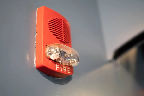 蓝色墙上的红色火灾报警传感器和烟雾探测器 — 图库照片#