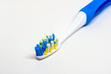 beyaz arkaplanda izole edilmiş diş fırçası.