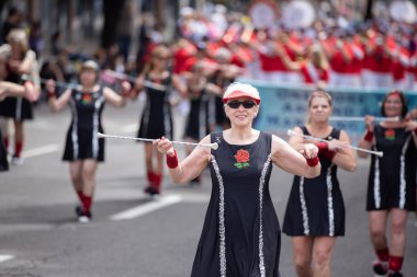 Portland, ya da / Amerika Birleşik Devletleri - 11 Haziran 2016: Grup içinde büyük çiçek geçit töreni, yaşlı bayanlar.