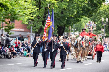 Portland, ya da / Amerika Birleşik Devletleri - 11 Haziran 2016: büyük çiçek geçit töreni - itfaiye bayrak, Oregon, Amerika ve eksen holding Tekdüzen geçit.