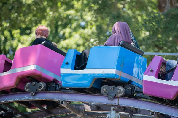 Gente Montando Una Montaña Rusa Parque Atracciones — Foto de Stock