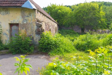 Kırsal Litvanya yıkık binayı terk