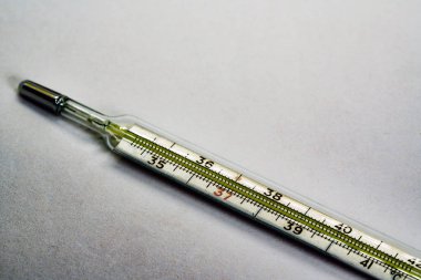 Beyaz arka plan üzerinde karanlık ruh izole, Mercury tabanlı termometre.
