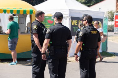 Hillsboro, veya / ABD - 28 Temmuz 2018: fuarda Washington gerekçesiyle devriye polis memurları grubu.