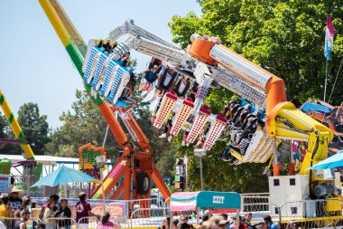 Hillsboro, veya / ABD - 28 Temmuz 2018: insanlar eğlence parkı Washington county Fuar süresince çığlık ile pençe roller coaster binmek.