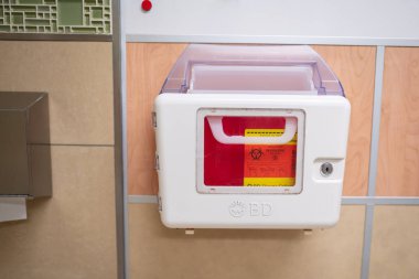 Portland, ya da / ABD - 31 Eylül 2018: Bd Recykleen tıbbi kutu keskin depolama ve bertaraf kullanılan iğne ve diğer biyo-tehlikeli nesneler için. Acil servis, Oregon Sağlık ve bilim (Ohsu).