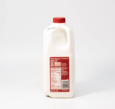 Portland, ya da / Amerika Birleşik Devletleri - 9 Kasım 2018: Fred Meyer marka süt beyaz arka plan üzerinde izole plastik kap içinde.