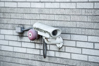 Küf ve yosun tuğla duvar içinde güvenlik kapalı devre (Cctv) kamera kapalı.
