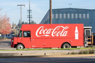 Portland, ya da / Amerika Birleşik Devletleri - 15 Kasım 2018: Coca cola şirketi teslim van kaldırıma park.
