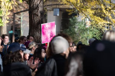 Portland, ya da / Amerika Birleşik Devletleri - 17 Kasım 2018: Downtown protesto tarafından Antifa, pembe tutan göstericiler ile imzalamak 