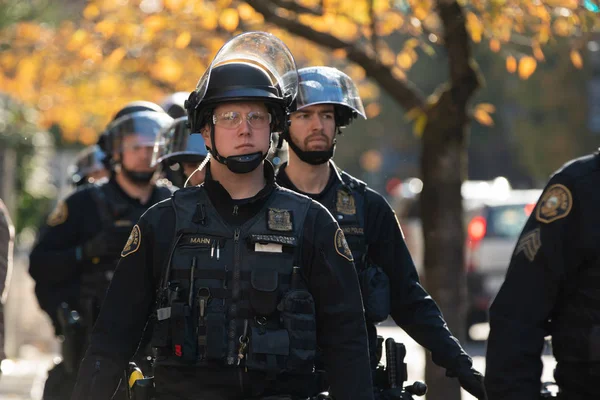 Portland Estados Unidos Noviembre 2018 Grupo Policías Equipo Antidisturbios Caminando — Foto de Stock