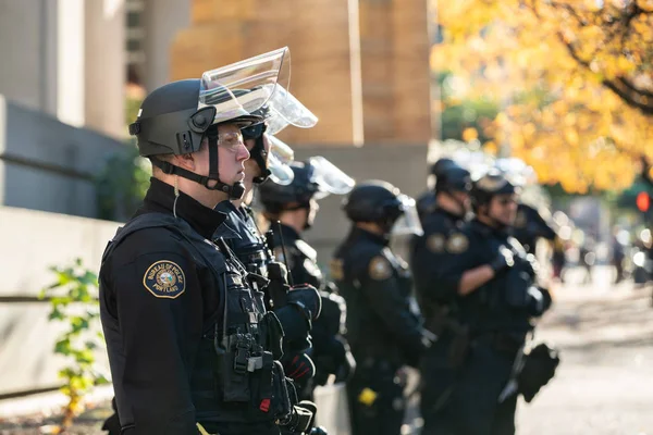Portland, ya da / Amerika Birleşik Devletleri - 17 Kasım 2018: polis memuru isyan viteste Antifa gösteri sırasında şehir bina girişine koruma grubu.