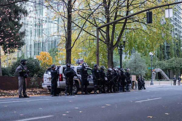 Portland Lub Usa Listopada 2018 Squad Funkcjonariuszy Policji Rynsztunku Wraz — Zdjęcie stockowe