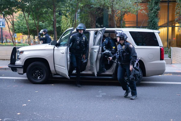 Portland Usa November 2018 Police Officers Exiting Car Quickly Downtown — Stock Photo, Image