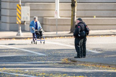 Portland, ya da / Amerika Birleşik Devletleri - 17 Kasım 2018: iki protestocular kırmızı ile siyah giyen bantlanmış Antifa şehir merkezinde gösteri (sokak sağlık görevlilerinin) kesişsin.