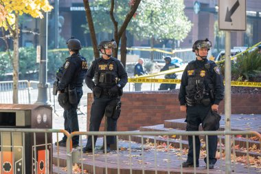 Portland, ya da / Amerika Birleşik Devletleri - 17 Kasım 2018: Anayurt Güvenlik (Dhs) polis memuru şehir merkezi politik mitingde birden çok bölümü.