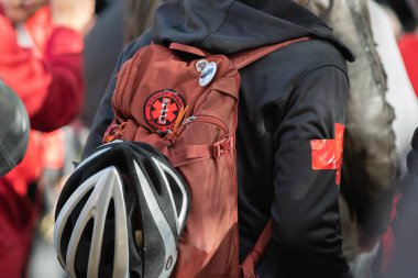 Portland, ya da / Amerika Birleşik Devletleri - 17 Kasım 2018: bir kişi bir Antifa adlı bir sırt çantası ile siyasi miting sokak Doktor amblemi ile düzenlenen ve Kızıl Haç bantlanmış.