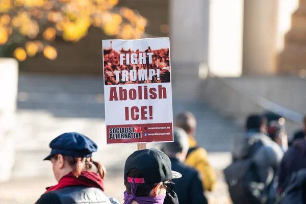 Portland, ya da / Amerika Birleşik Devletleri - 17 Kasım 2018: Sosyalist alternatif işareti söyleyerek 