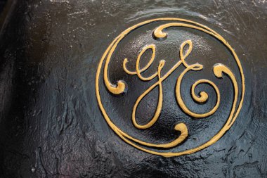 Portland, ya da / Amerika Birleşik Devletleri - 11 Kasım 2018: Vintage General Electric (Ge) logo işlemeli siyah metal yüzeyine.