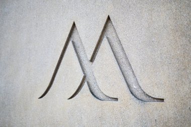 Portland, ya da / Amerika Birleşik Devletleri - 19 Kasım 2018: Marriott hotel işareti binanın beton duvara kazınmış.