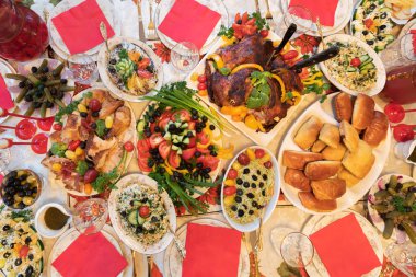 Şükran günü geleneksel Türkiye yemeği Doğu Avrupa gıdalar ve yemekleri ile karışık. Yukarıdan görüntülemek.