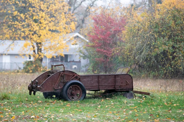 Old Rusted Vintage Agricultural Equipment Crop Harvesting Standing Grass Rain — Stock Photo, Image