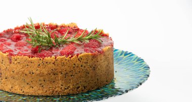 Ahududu cheesecake dekoratif tabak. Yakından beyaz arka plan üzerinde izole.