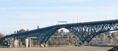 Ross ada köprü Portland, Oregon'da. Truss köprü prensibine göre Willamette Nehri shaped ark; Doğu bağlanır ve Batı şehir taraf.