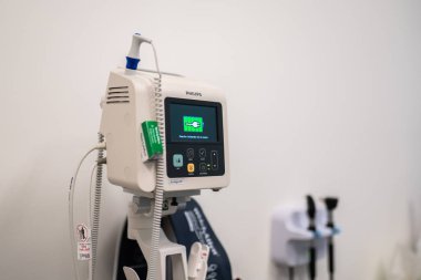 Portland, ya da / Amerika Birleşik Devletleri - 14 Aralık 2018: doktorlar ofiste Philips taşınabilir mobil termometre Karakolu'na / muayene odası.