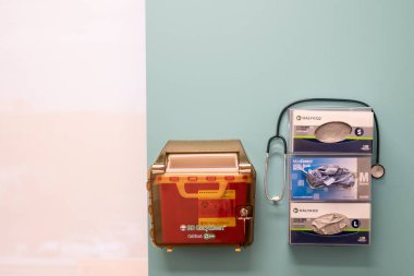 Portland, ya da / Amerika Birleşik Devletleri - 14 Aralık 2018: doktor ofis duvar tıbbi kutusu depolama ve bertaraf kullanılan iğne, eldiven kutuları ve phonendoscope.