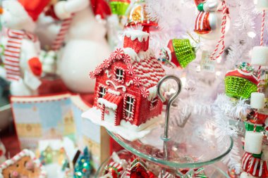 Portland, ya da / Amerika Birleşik Devletleri - 15 Aralık 2018: Gingerbread ev Noel ağacı süsle Hediyelik eşya sergilenen.