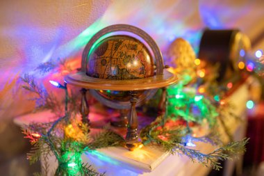 Portland, ya da / Amerika Birleşik Devletleri - 15 Aralık 2018: dekoratif fantastik dünya raf kaplı tarafından Noel ışıkları.