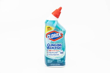 Portland, ya da / Amerika Birleşik Devletleri - 20 Aralık 2018: Clorox marka jel bir plastik şişe tuvalet temizleyici yapışan çamaşır suyu kase beyaz arka plan üzerinde izole.