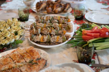 Şenlikli bir tabloda çeşitli sebzeli tavuk kebap şişleri.