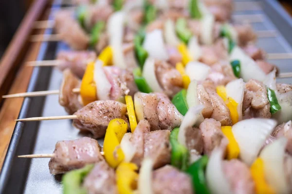 Brochetas Kabob Pollo Crudo Los Palos Madera Mezclados Con Cebollas — Foto de Stock