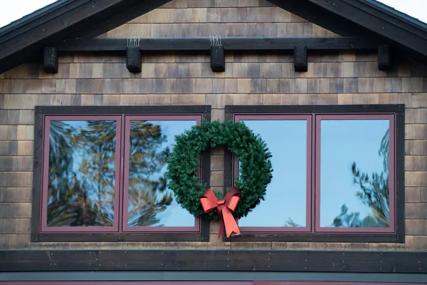 Decorazione Della Corona Natale Sulla Finestra Dell Edificio Sunriver Oregon Foto Stock