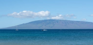 Maui Kaanapali Hawaii Plajı sularında iki yat, Lanai Adası ile arasında.