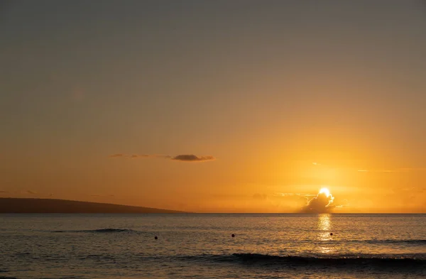 マウイ島で太平洋の地平線上に雲に設定された太陽と熱帯の夕日 ハワイ — ストック写真