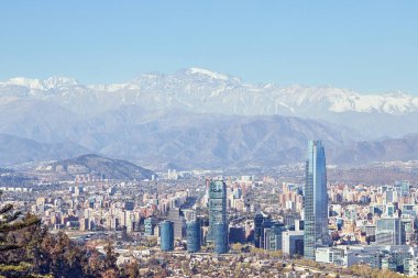 Providencia 'nın gündüz manzarası, Santiago de Chile, arkada Los Andes sıradağları. Fotoğraf: Cerro San Cristobal
