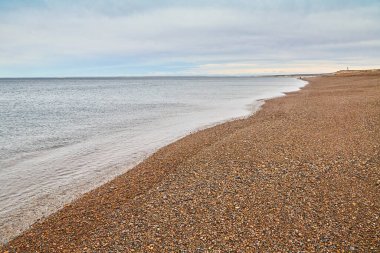Plaj çakıl taşları deniz kıyısı yaz tatili geçmişi, Patagonya Arjantin, Atlantik Okyanusu kıyısındaki Valdes yarımadası, Güney Amerika
