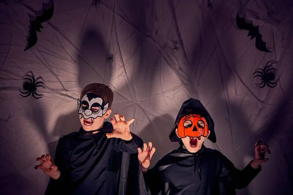 Niños Con Disfraces Halloween Con Vampiros Máscaras Calabaza Haciendo Gestos — Foto de Stock