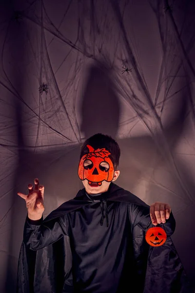 Niño Años Disfrazado Halloween Con Máscara Calabaza Sosteniendo Una Pequeña —  Fotos de Stock
