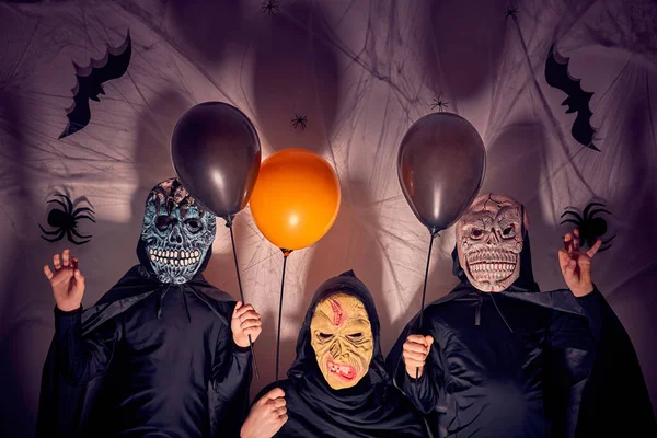 Dos Niños Años Con Madre Trajes Halloween Con Máscaras Como —  Fotos de Stock