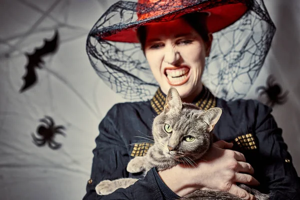 Retrato Mujer Disfraz Creativo Bruja Malvada Halloween Con Sombrero Rojo —  Fotos de Stock