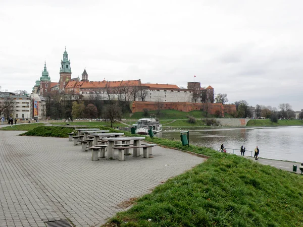 Κάστρο Wawel Κρακοβία Τον Ποταμό Βιστούλα Στην Πολωνία Στο Φθινόπωρο — Φωτογραφία Αρχείου